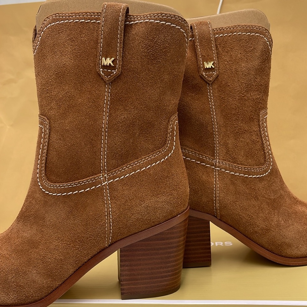 Michael Kors WAVERLY HEELED BOOTIE JUNGLE SUEDE
49F4WVME6S
LUGGAGE - Picture 15 of 16